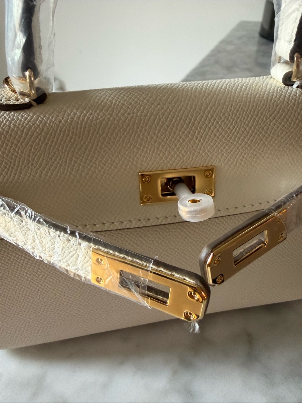 Elegant Cream Top-Handle Women’s Bag with Gold Hardware - Picture 3 of 8